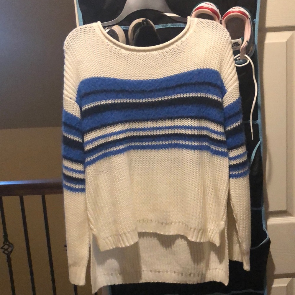 Woman’s Blue and white sweater size l nwot